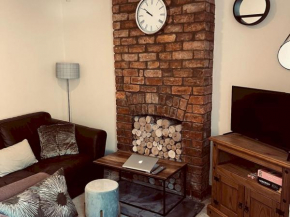 Pass the Keys 2Bedroom- sleeps 6 Centrally Located Stylish House